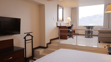 Ropa de cama de alta calidad y caja de seguridad en la habitación 