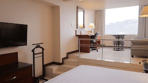 Ropa de cama de alta calidad y caja de seguridad en la habitación