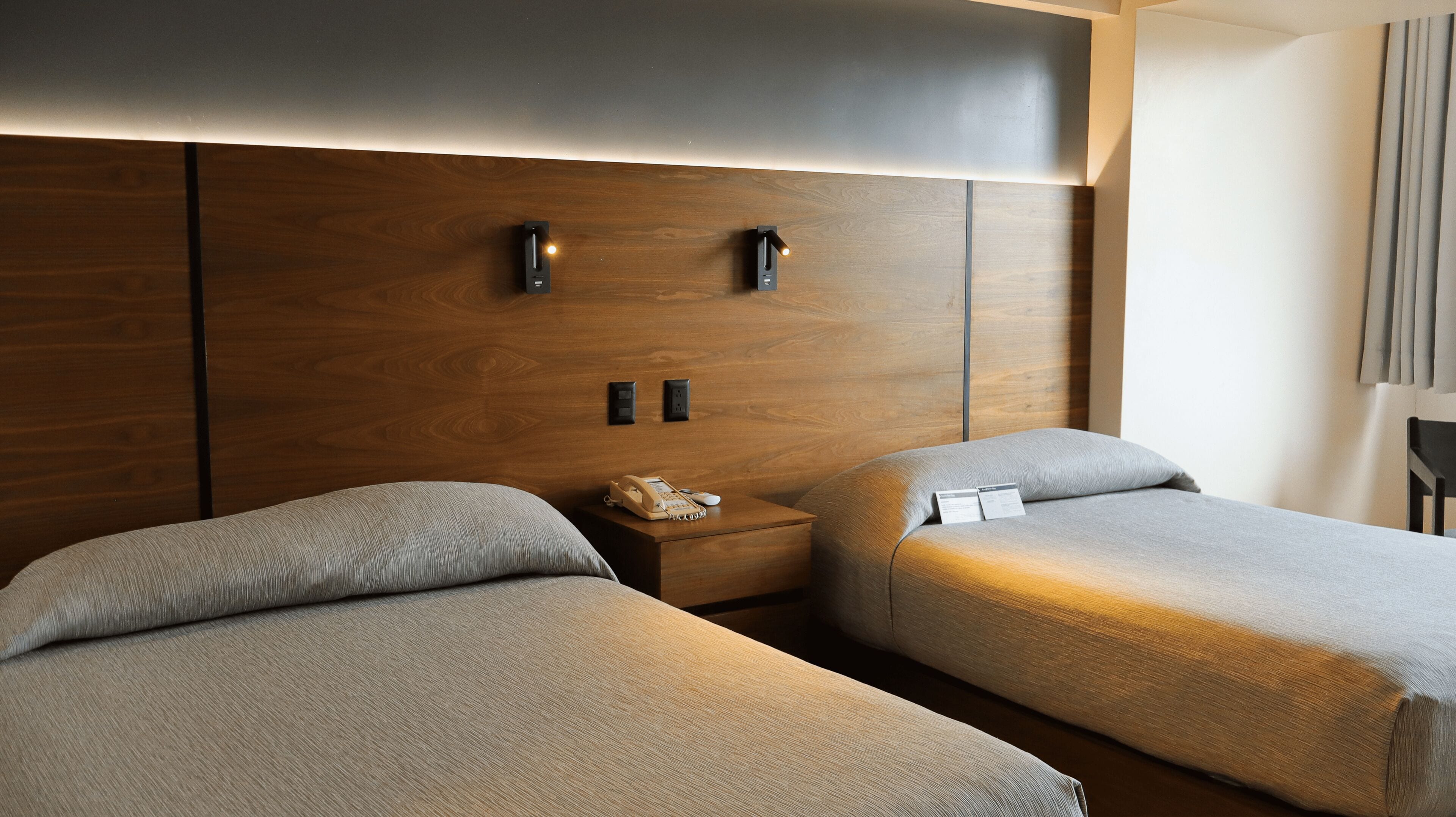 Ropa de cama de alta calidad y caja de seguridad en la habitación 