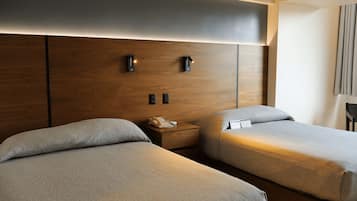 Ropa de cama de alta calidad y caja de seguridad en la habitación