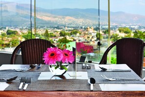 Frokost, lunsj og middag serveres, regionale retter 