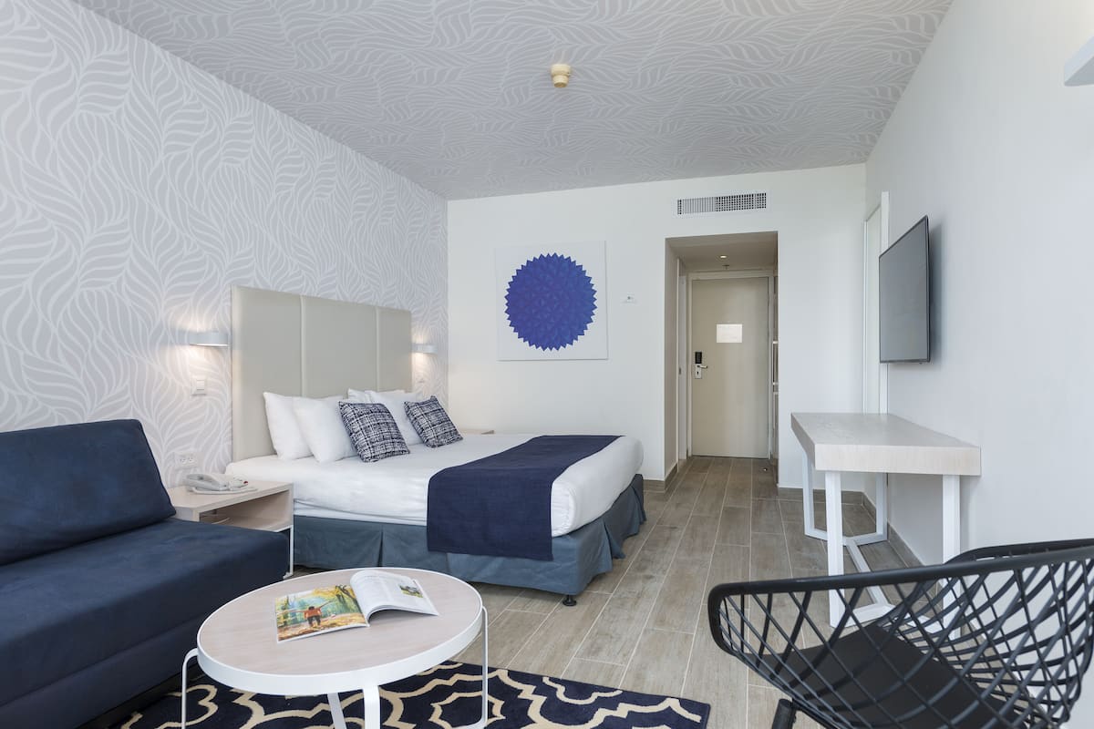 Deluxe Room With Hotel's Lawns View
