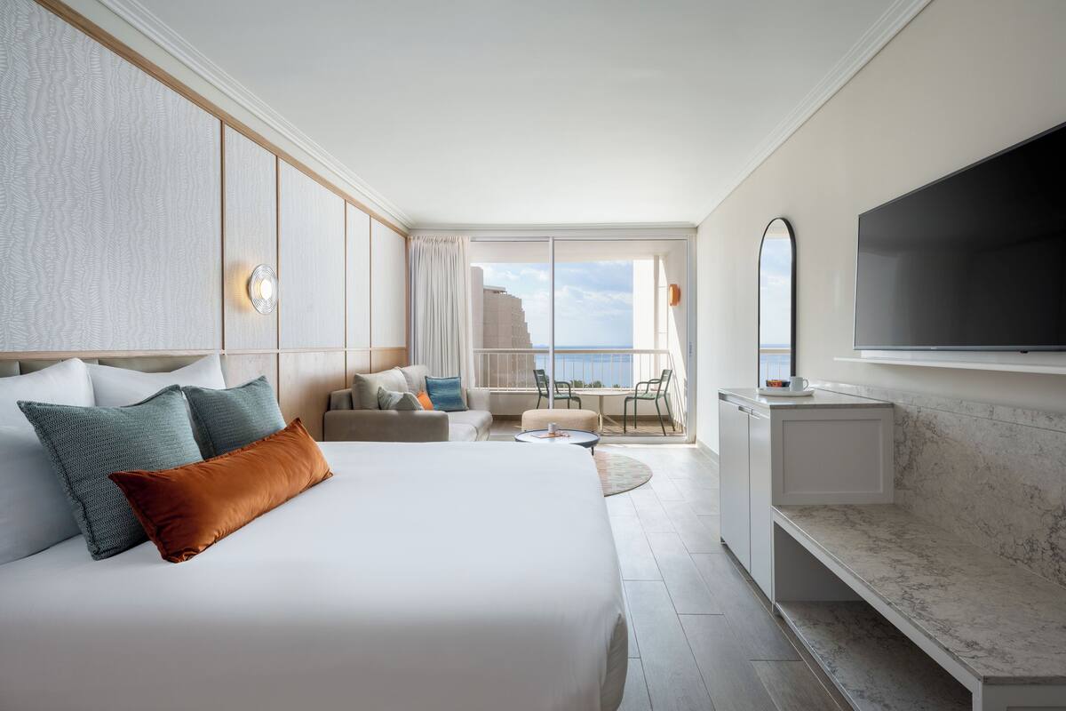 Renovated Olympic Studio Room with Pool-View Balcony | Minibar, safe på rommet, skrivebord og strykejern/-brett