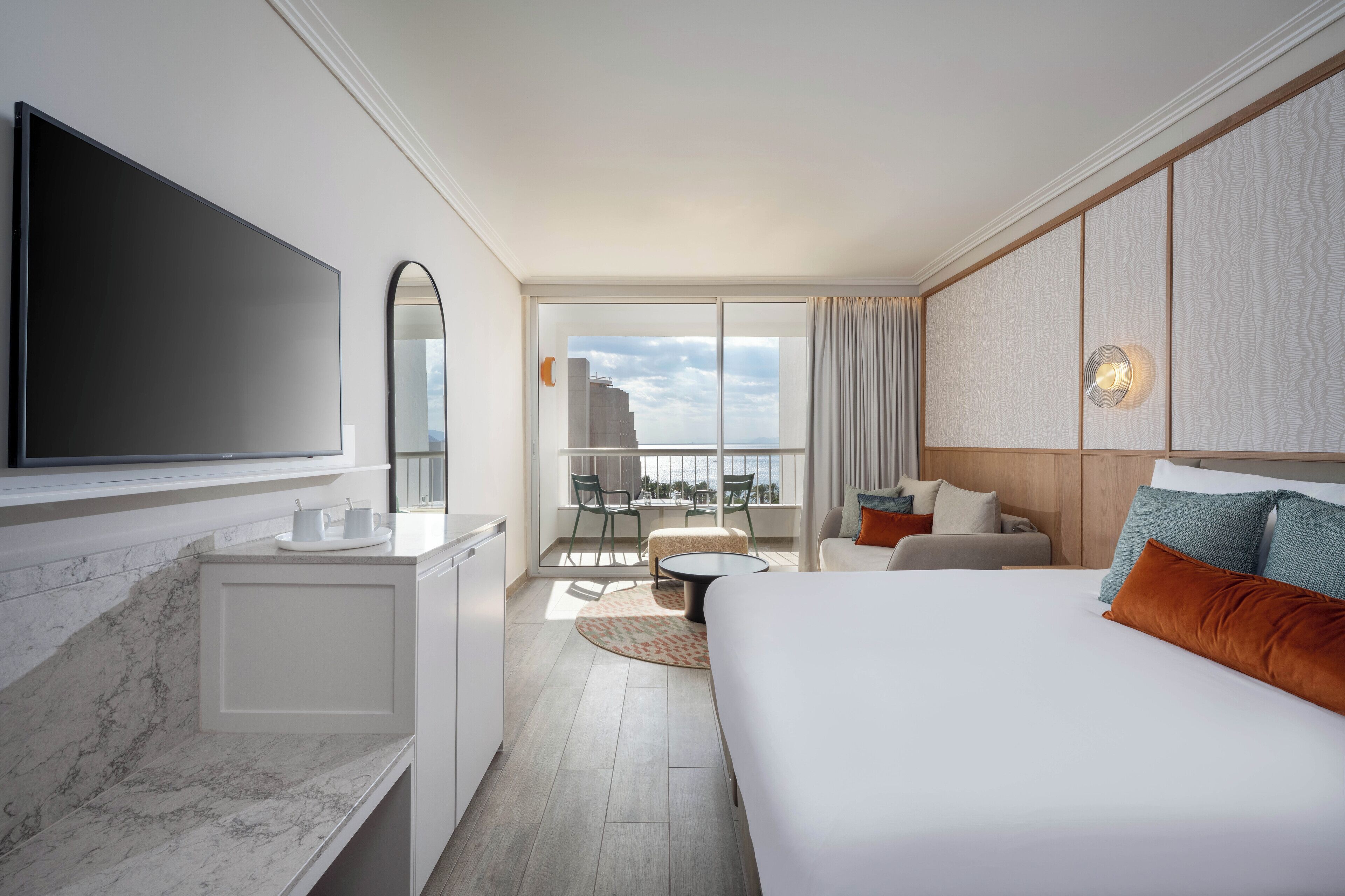 Renovated Deluxe Room with hotel's lawns View | Utsikt fra rommet