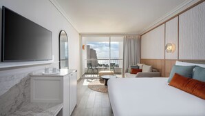 Renovated Deluxe Room with hotel's lawns View | Vistas desde la habitación