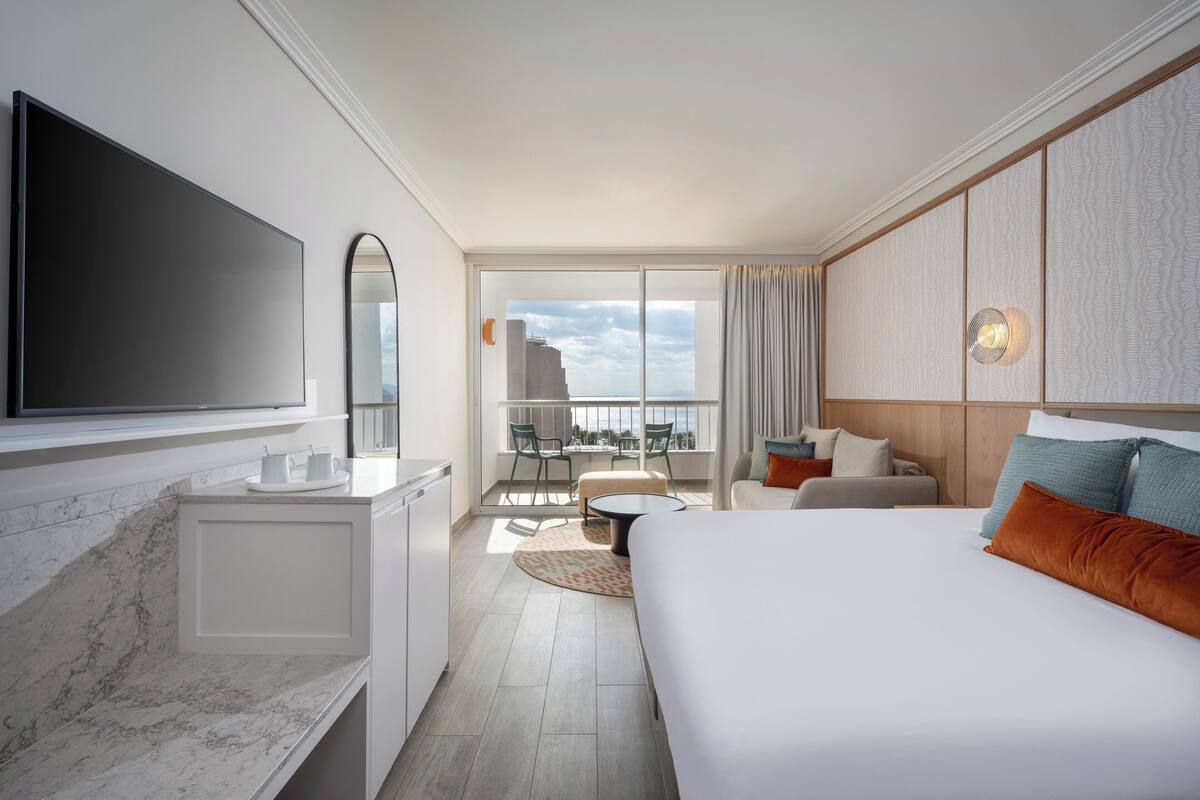 Renovated Deluxe Room with hotel's lawns View | Ausblick vom Zimmer