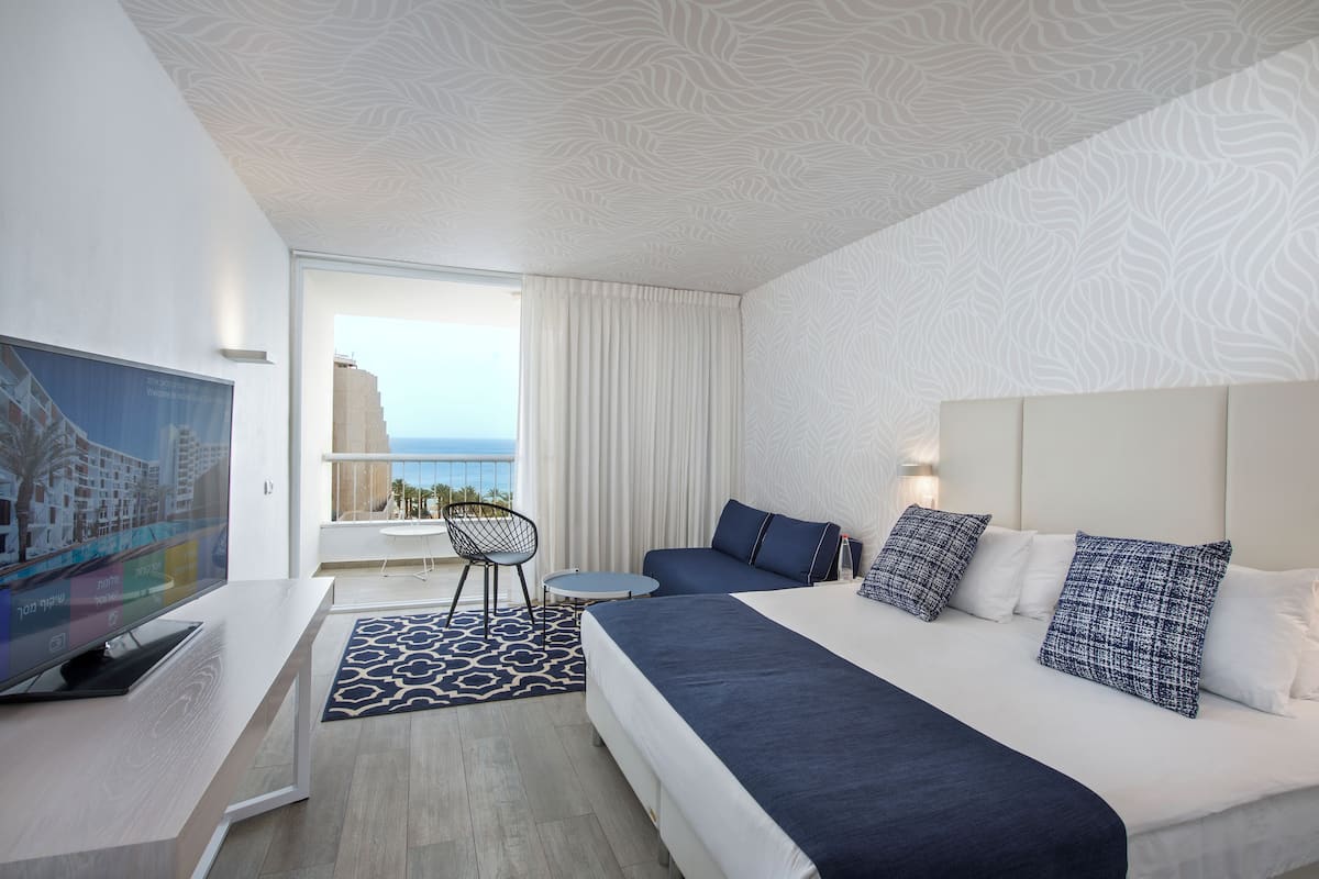 Deluxe Room With Hotel's Lawns View | ミニバー、セーフティボックス (室内)、デスク、アイロン / アイロン台