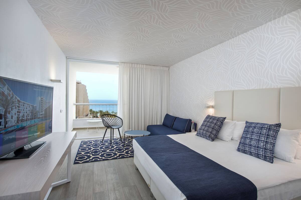 Deluxe Room With Hotel's Lawns View | Minibar, safe på rommet, skrivebord og strykejern/-brett