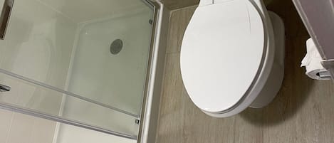 Standardværelse - 1 kingsize-seng - ikke-ryger | Badeværelse | Bruser, gratis toiletartikler, håndklæder