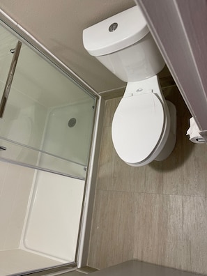 Standardzimmer, 1 King-Bett, Nichtraucher | Badezimmer | Dusche, kostenlose Toilettenartikel, Handtücher