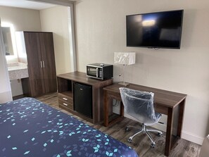 Standard Room, 1 King Bed, Non Smoking | Desk, free WiFi, bed sheets