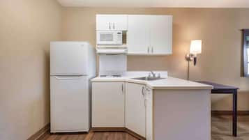 Estudio, 1 cama Queen size, para no fumadores | Cocina privada | Refrigerador con congelador, microondas y parrilla de estufa