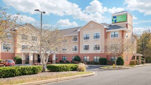 Een hotel met een bord dat aangeeft dat het deel uitmaakt van het Extended Stay America netwerk.