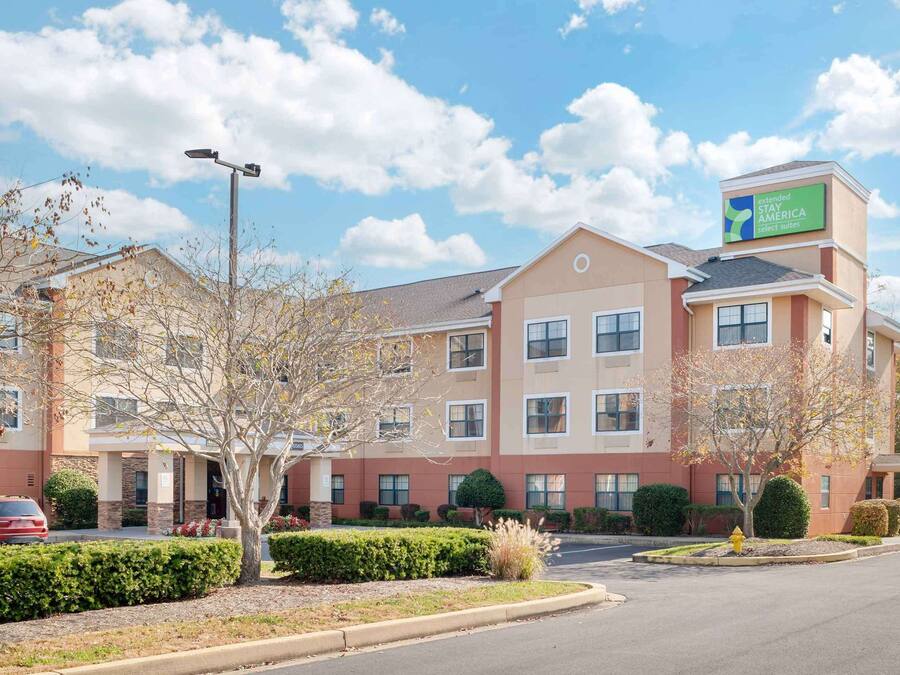 Un hotel que muestra un letrero indicando que pertenece a la cadena Extended Stay America.
