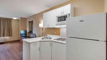 Studio, 1 Queen Bed, Non Smoking | Premium bedding, desk, laptop workspace, iron/ironing board