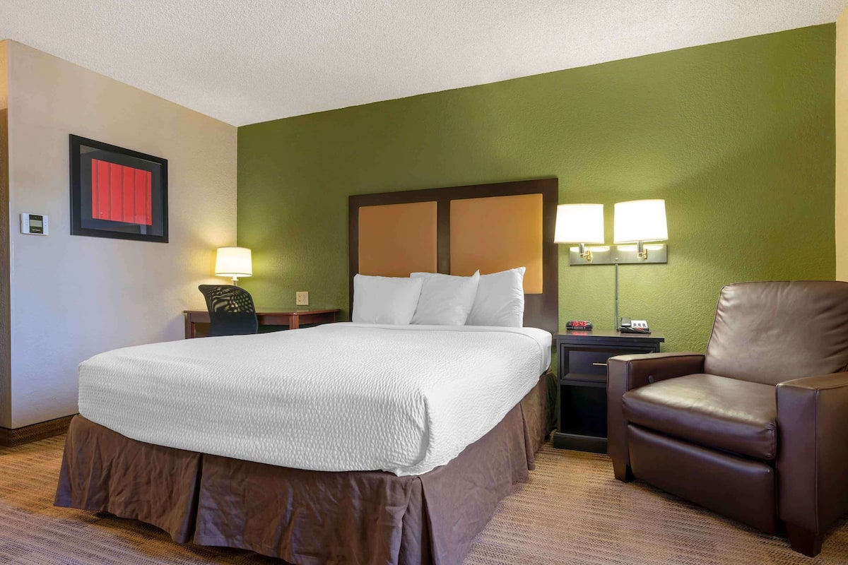 Studio, 1 Queen Bed, Non Smoking | Desk, iron/ironing board, free WiFi, bed sheets