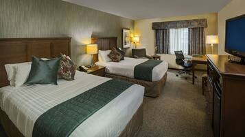 Habitación estándar, 2 camas dobles | Caja fuerte, escritorio, cortinas opacas y tabla de planchar con plancha