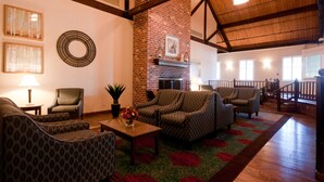Lobby sitting area - Colony South Hotel & Conference Center (Clinton)