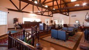 Lobby sitting area - Colony South Hotel & Conference Center (Clinton)