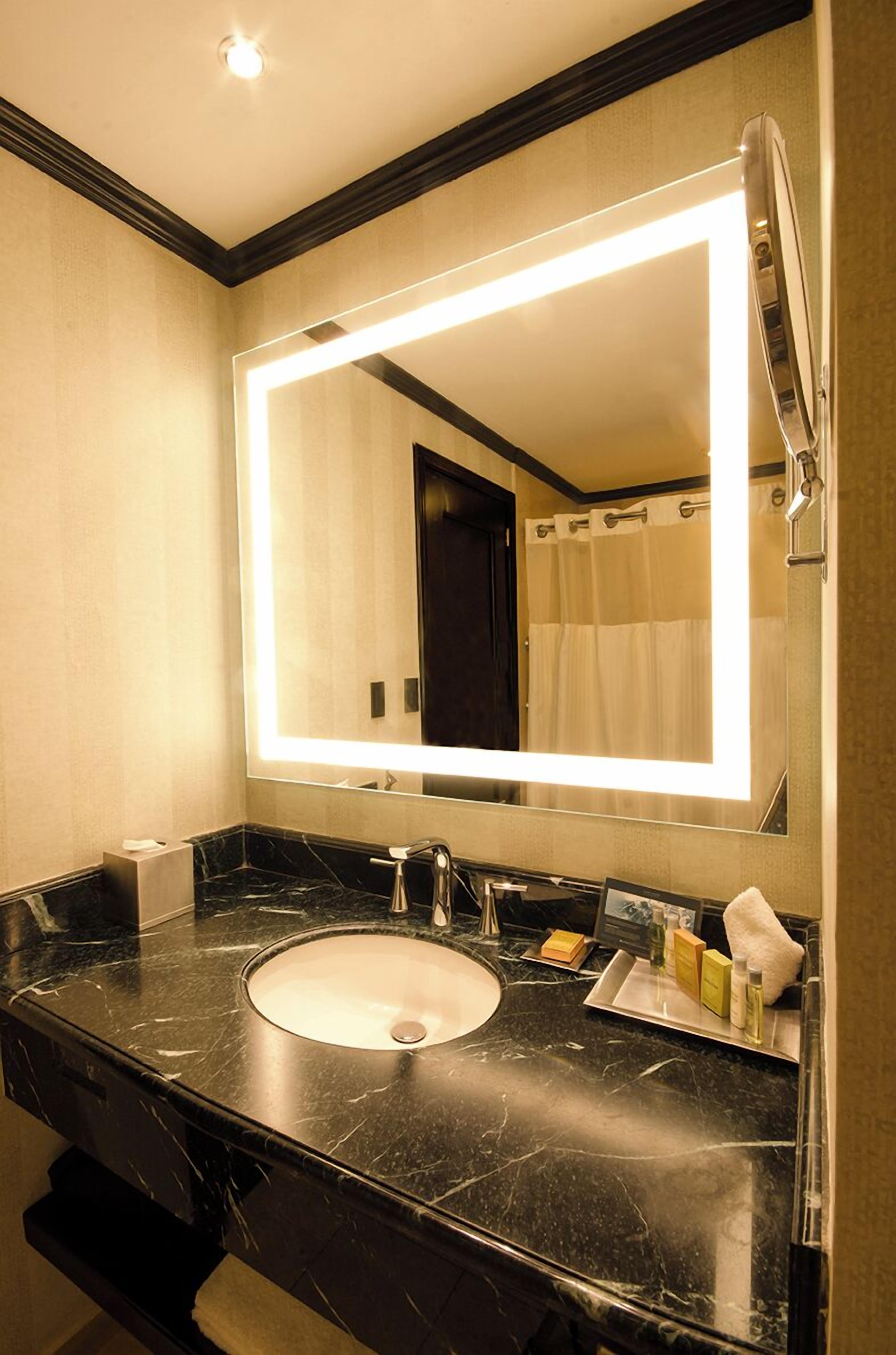 combined shower/bathtub, rainfall showerhead, free toiletries