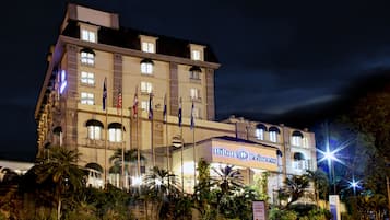 Fachada de la propiedad por la tarde o noche