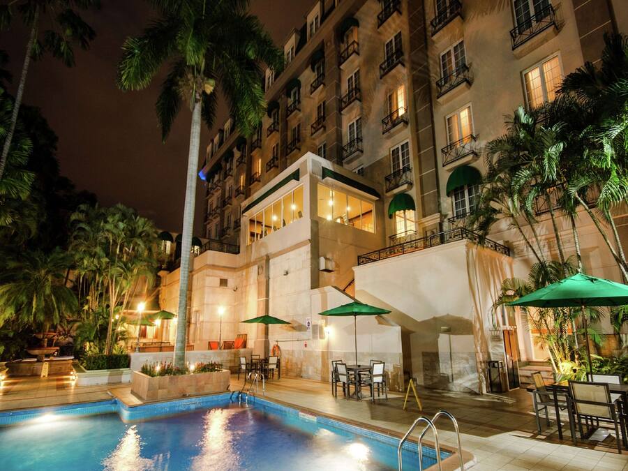 Una piscina al aire libre