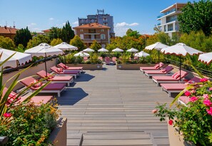 Una piscina al aire libre de temporada (de 10:00 a 18:00), sombrillas