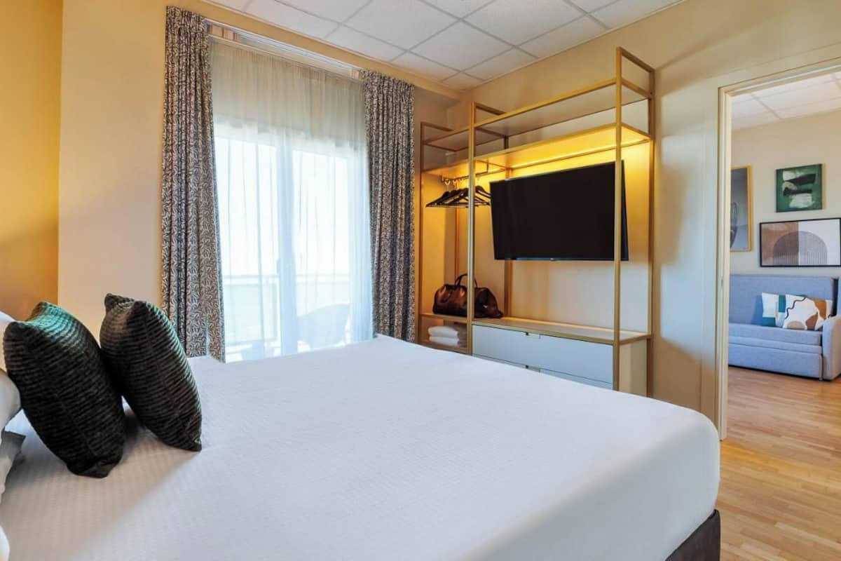 In-room safe, soundproofing, free WiFi, bed sheets