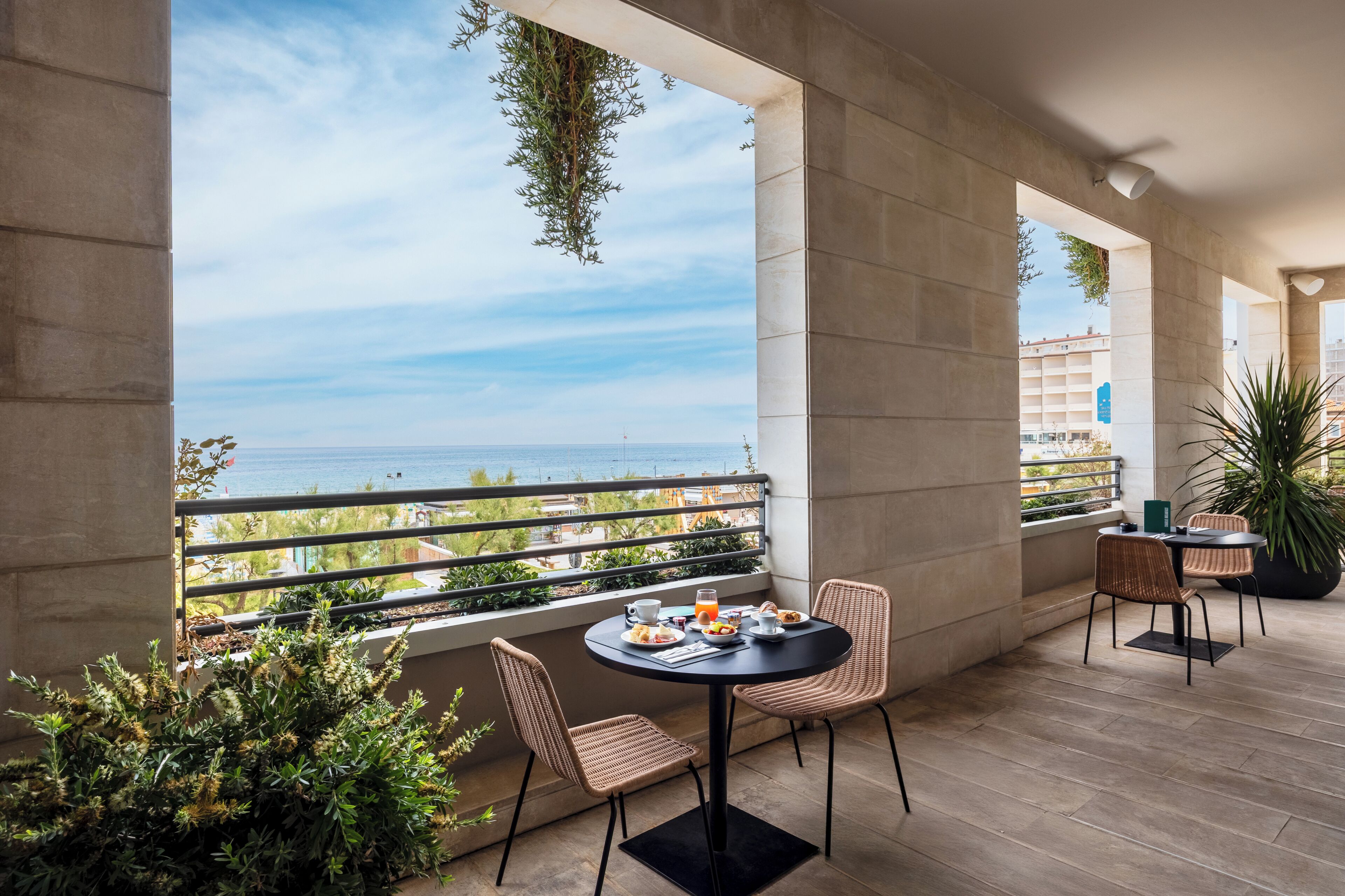 Petit déjeuner continental (15 EUR par personne)