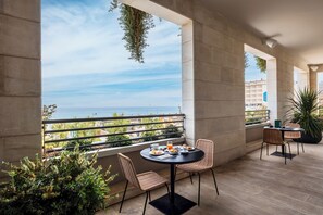 Daily continental breakfast (EUR 15 per person)