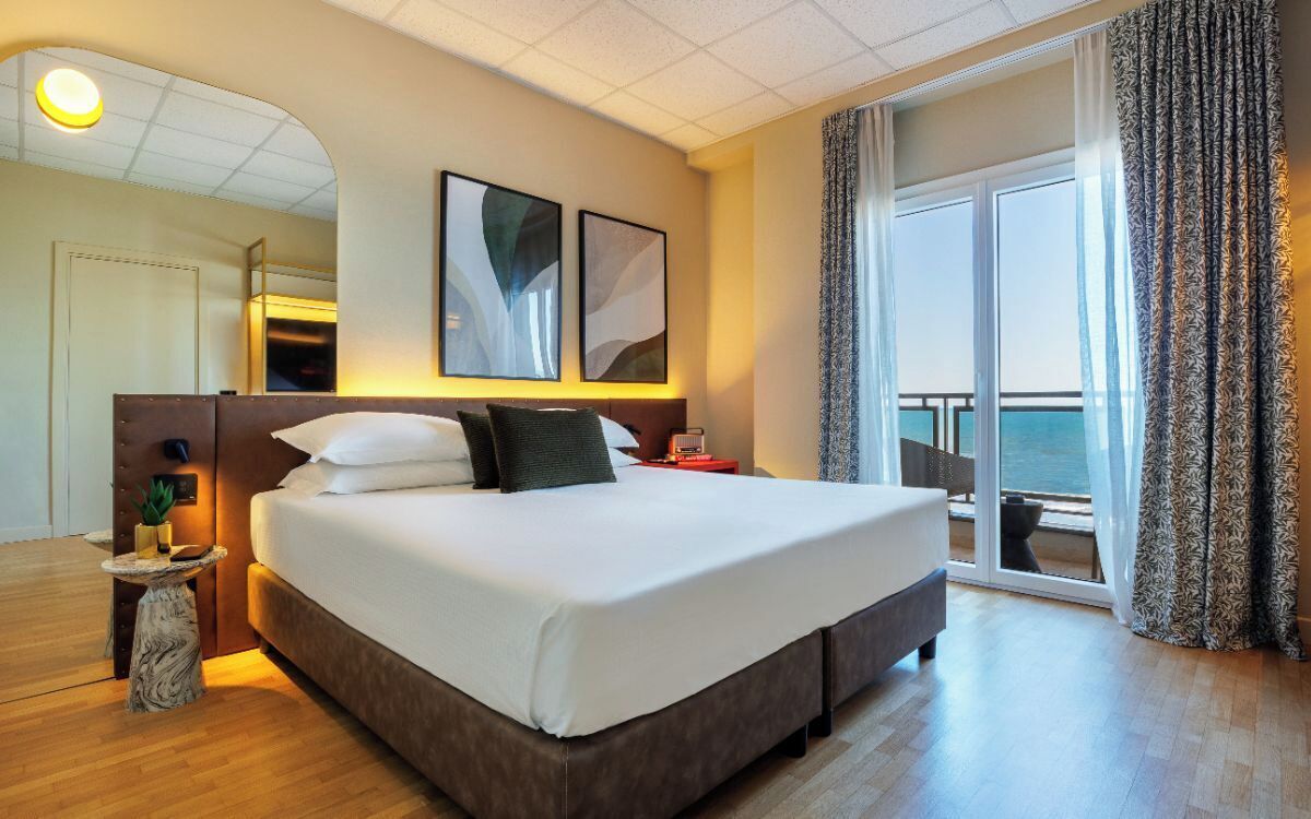 In-room safe, soundproofing, free WiFi, bed sheets