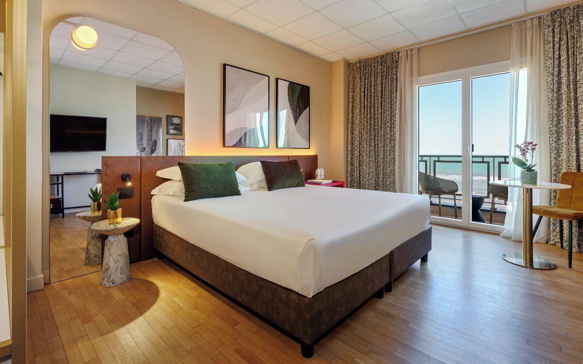 In-room safe, soundproofing, free WiFi, bed sheets