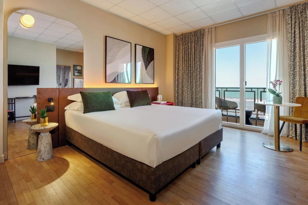 In-room safe, soundproofing, free WiFi, bed sheets