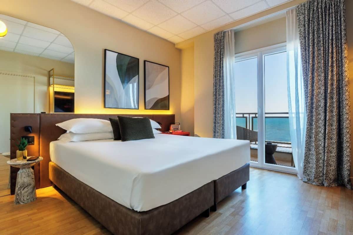 In-room safe, soundproofing, free WiFi, bed sheets
