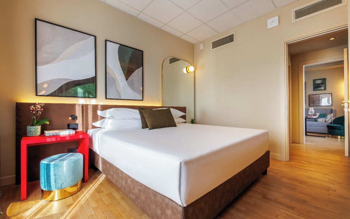 In-room safe, soundproofing, free WiFi, bed sheets