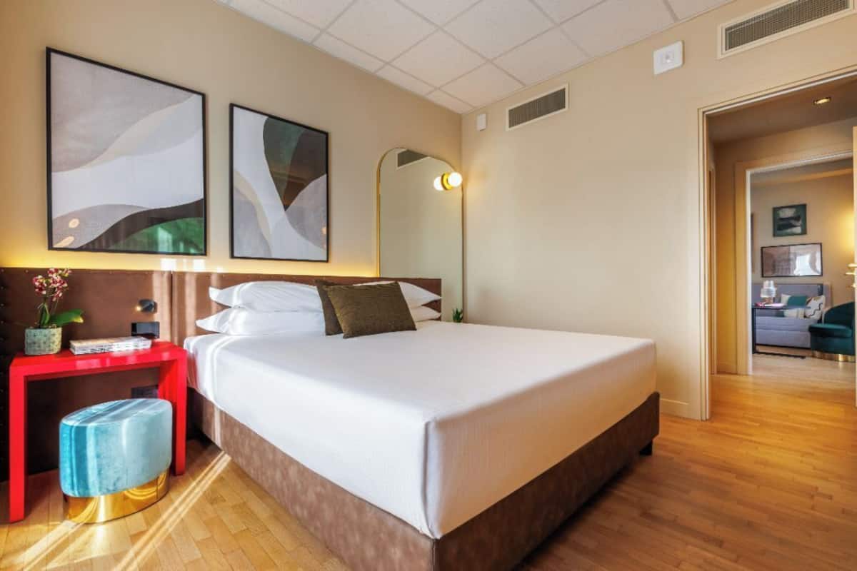 In-room safe, soundproofing, free WiFi, bed sheets