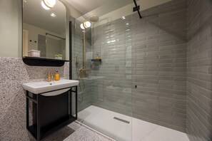 The Flight | Kamar mandi | Shower, perlengkapan mandi gratis, pengering rambut, dan kloset