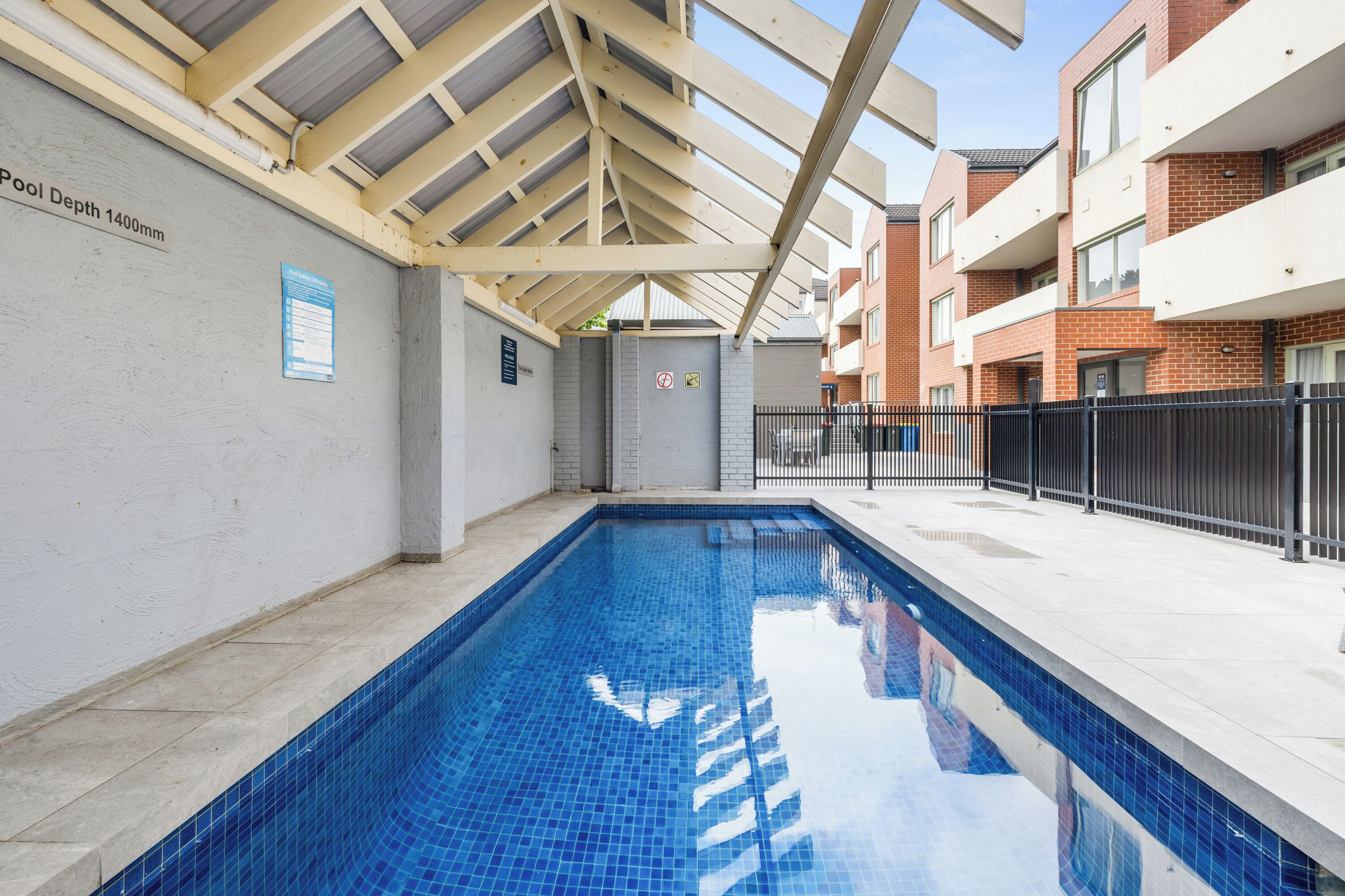 حمّام سباحة خارجي، مفتوح من 9 صباحاً إلى 8:00 مساءً، مقاعد للتشمس