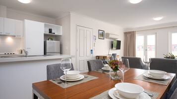 Departamento Deluxe, 2 habitaciones | Comedor