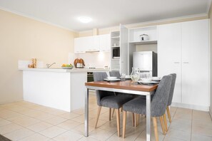 Room, 1 Queen Bed, Non Smoking (Efficiency) | Desk, laptop workspace, blackout drapes, iron/ironing board - MainStay Suites Kew (Kew)