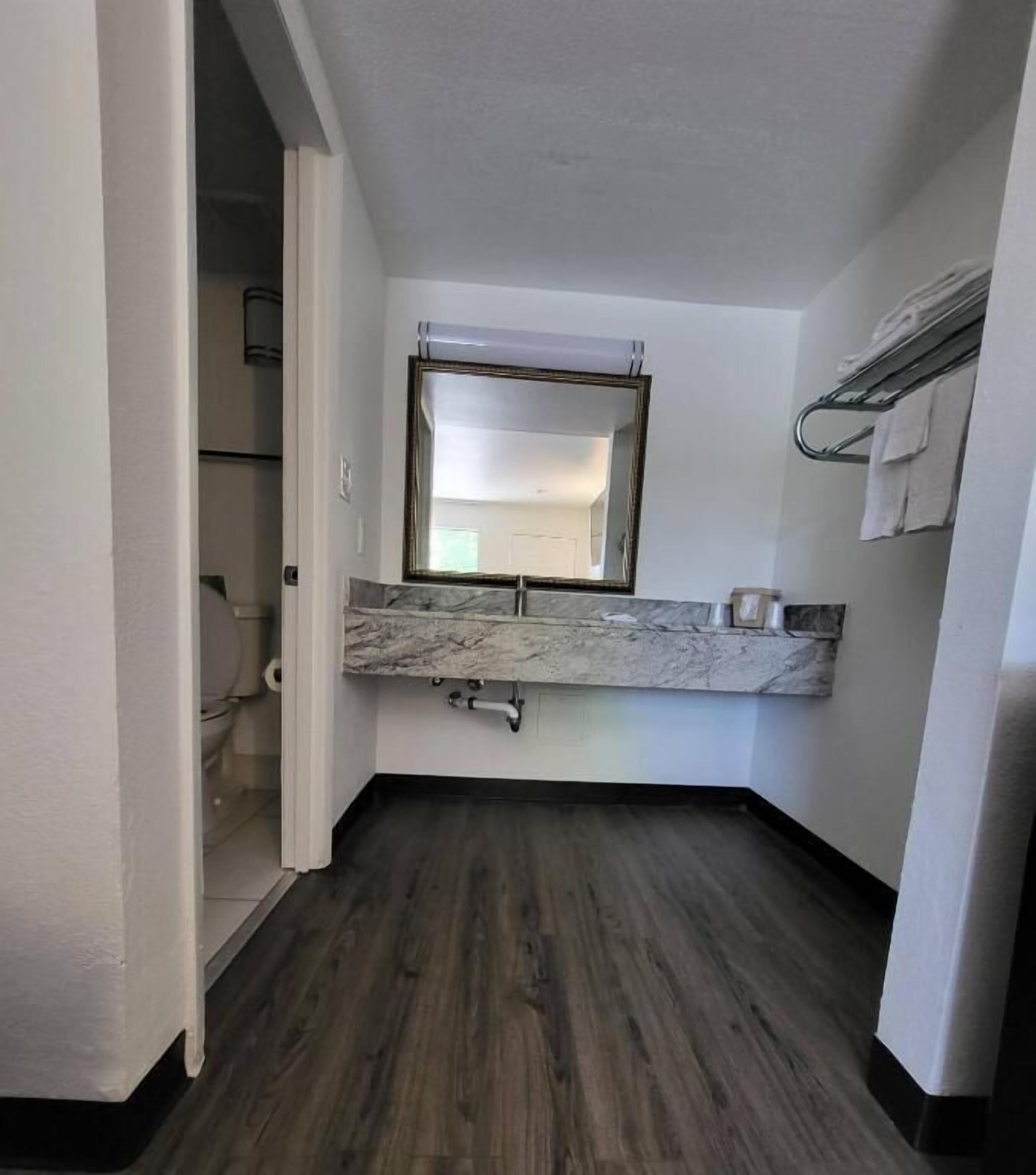 Bathroom | Combined shower/tub, free toiletries, towels