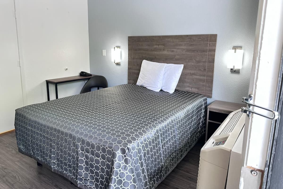 Habitación estándar, 1 cama Queen size, con acceso para personas discapacitadas | Escritorio, cortinas blackout, wifi gratis y ropa de cama