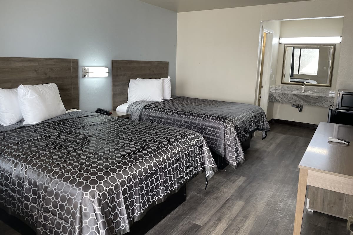 Escritorio, cortinas blackout, wifi gratis y ropa de cama