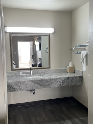 Combined shower/tub, free toiletries, towels