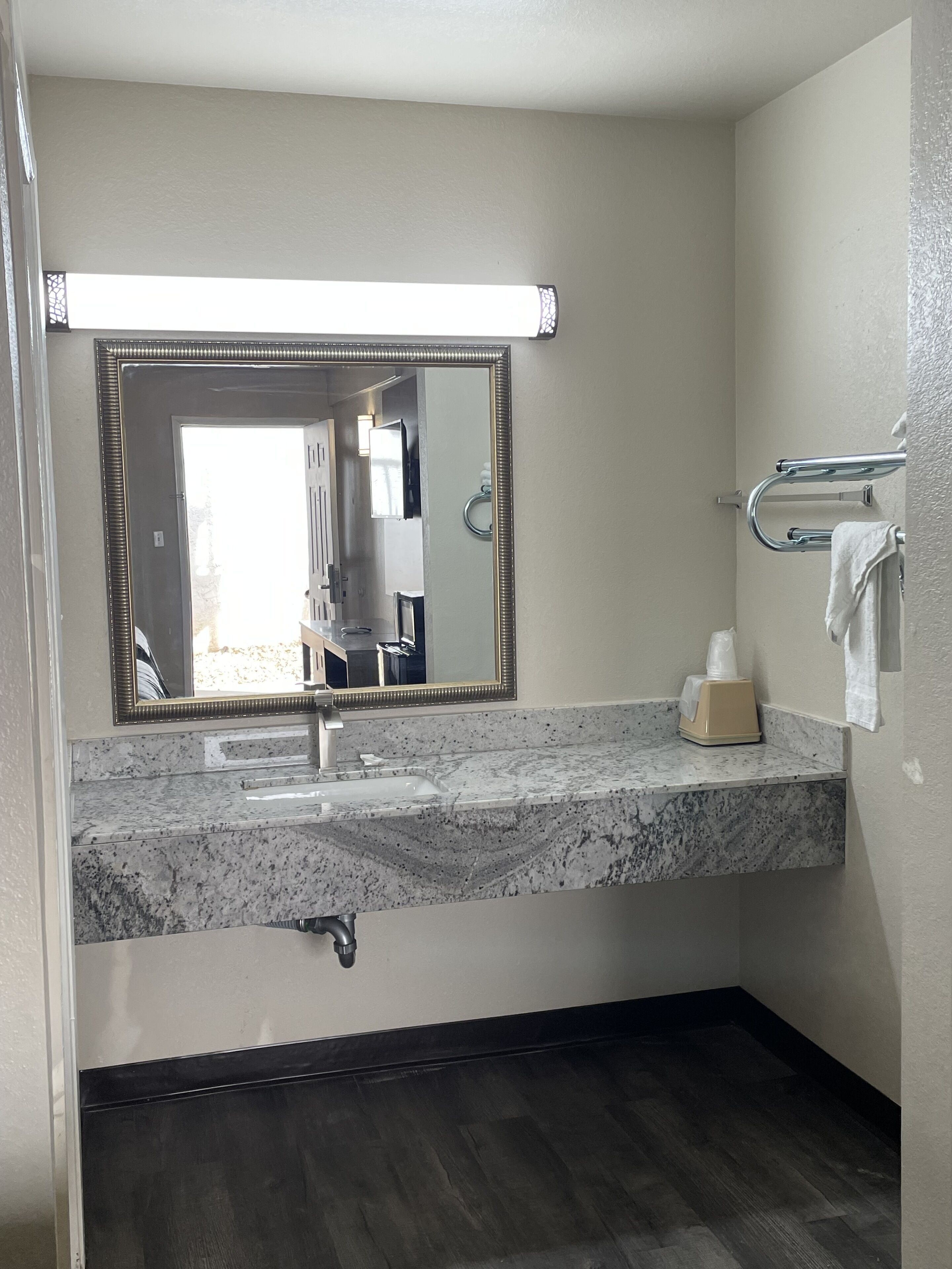Bathroom | Combined shower/tub, free toiletries, towels