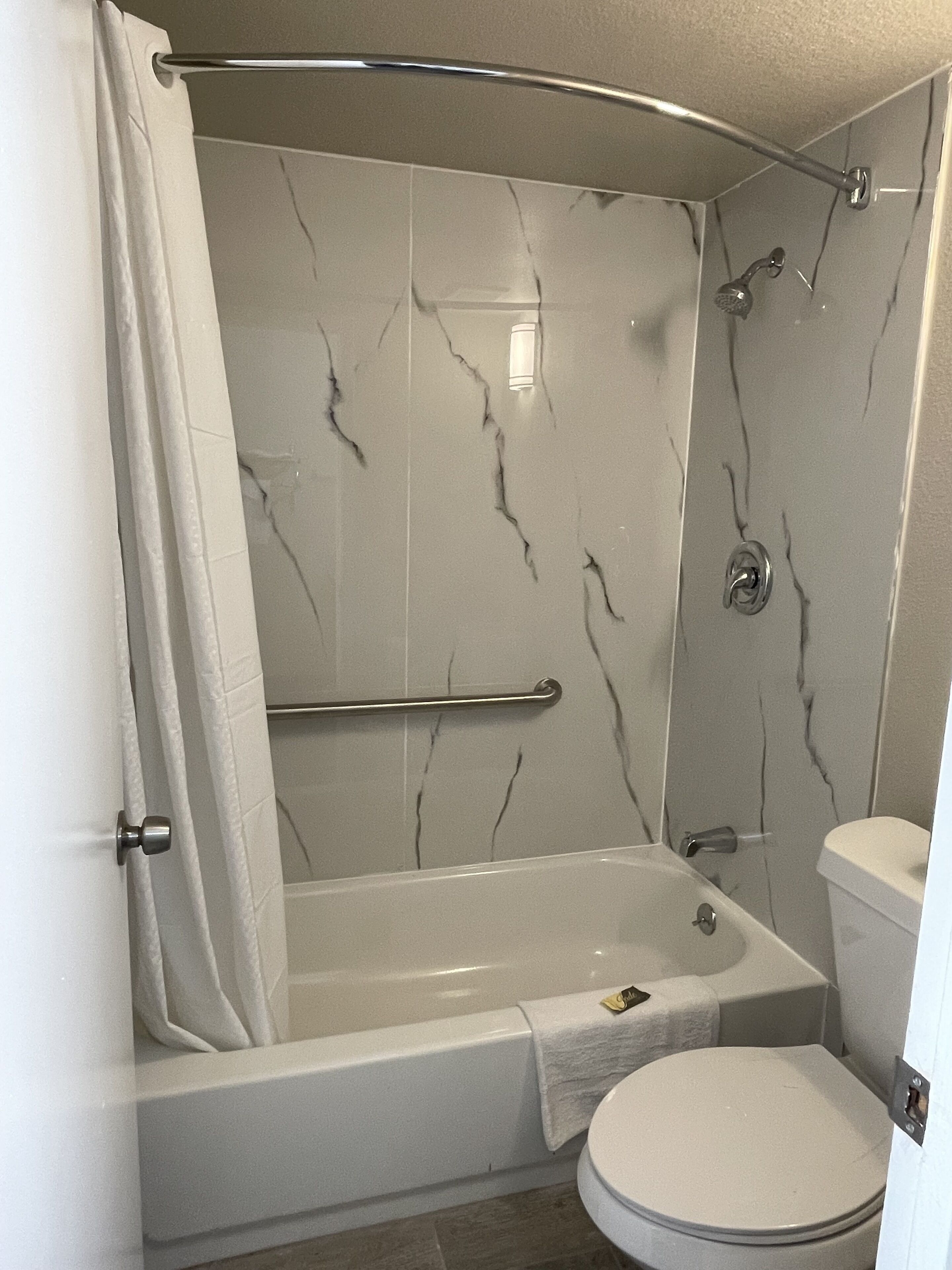 Combined shower/bathtub, free toiletries, towels
