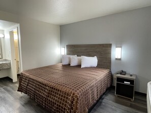 Desk, blackout drapes, free WiFi, bed sheets - Masters Inn Atlanta - Doraville at I-85 & 285 (Doraville)