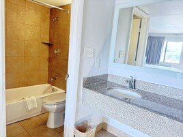 Bañera con ducha, artículos de tocador gratuitos, secador de pelo
