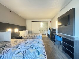 Habitación estándar, 2 camas dobles, accesible para personas con discapacidad, no fumadores | Escritorio y espacio para trabajar con un portátil