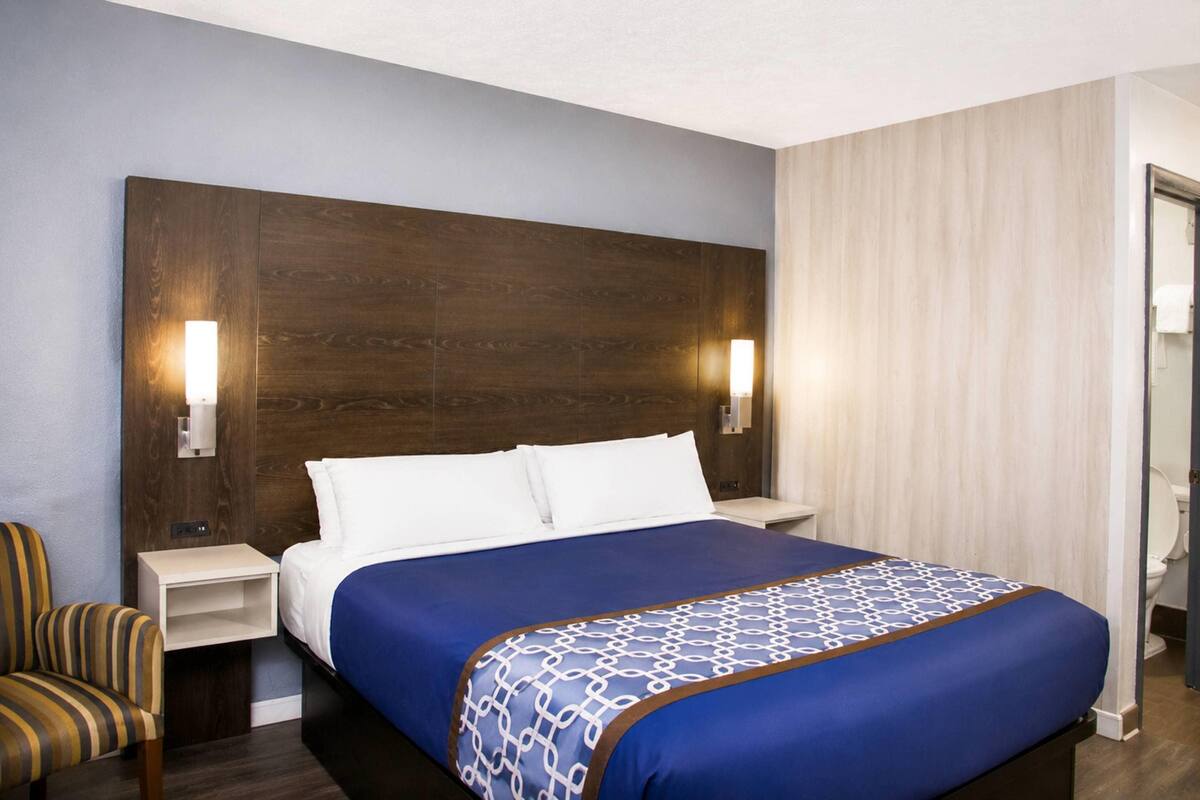 Standard Room, 1 Queen Bed, Non Smoking | Desk, WiFi (free)